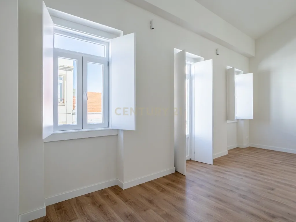 Duplex T3 para Venda, em Campolide – Pé-Direito Duplo, Terraço e Classe Energética A | 940.000 € - Image 10