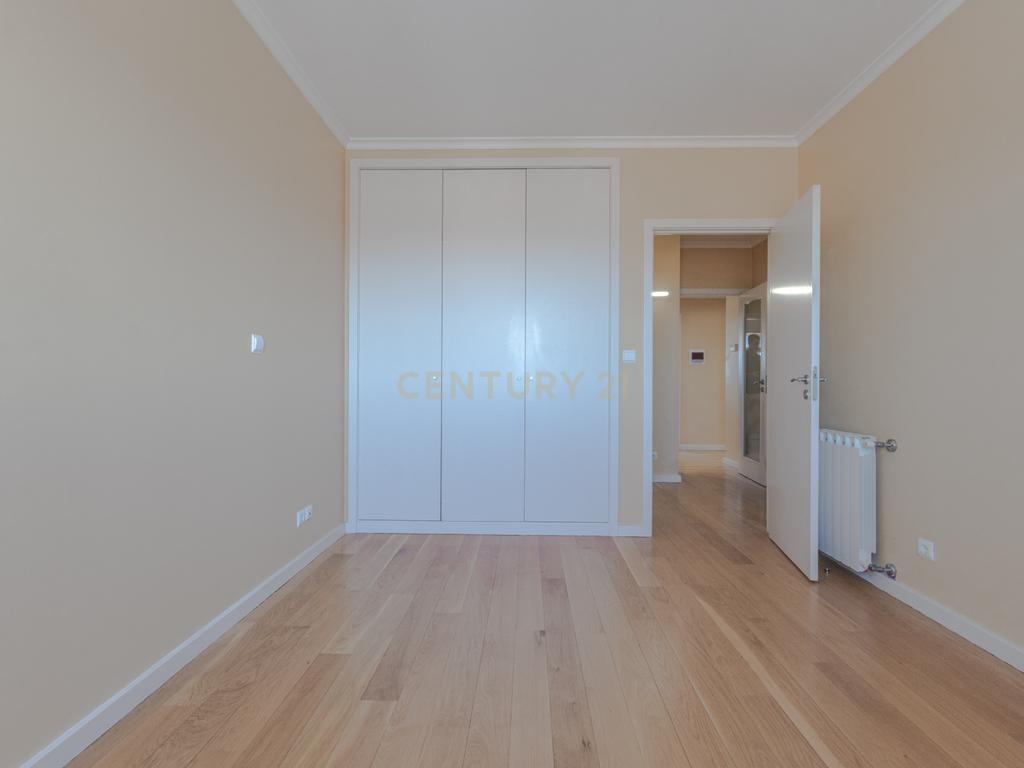 T4 com terraço de 120m² e vistas de mar e rio | Canidelo - Image 28