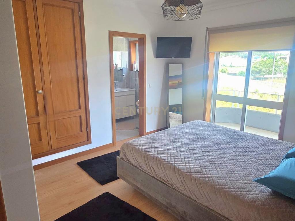 🏡 T2 com Suíte, Varandas e Garagem com Carregamento para Veículo Elétrico - Image 5
