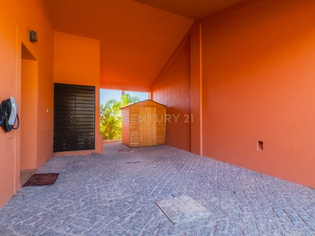 Moradia Independente com 3 Suites, Amendoeira Golf Resort, Piscina, Jardim, Alcantarilha. - Image 37