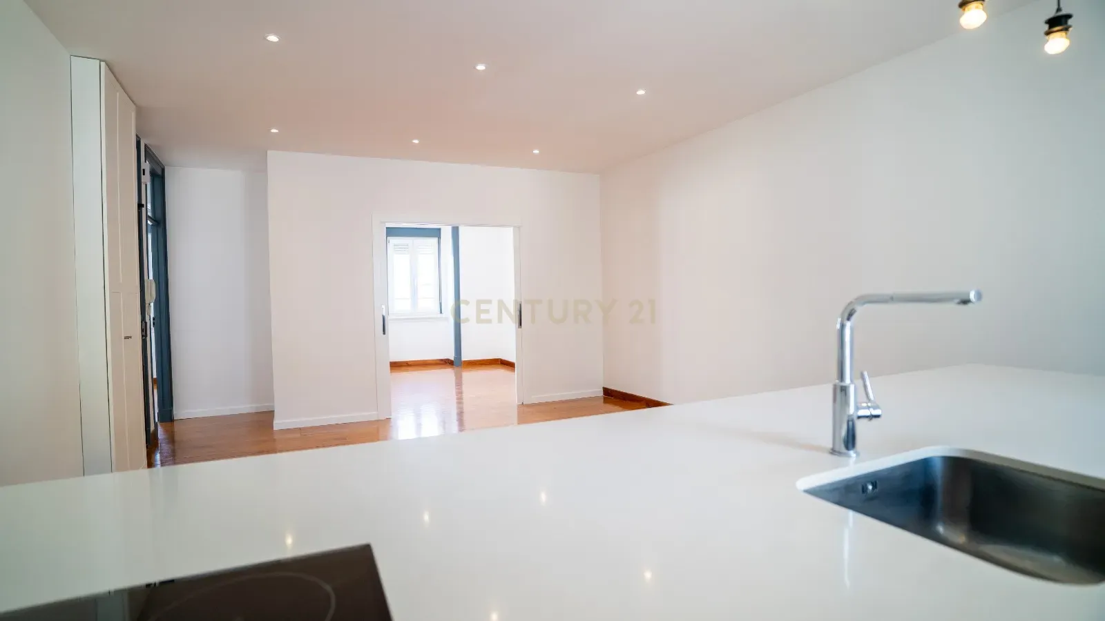 Apartamento T2 com 83 m² - Image 29