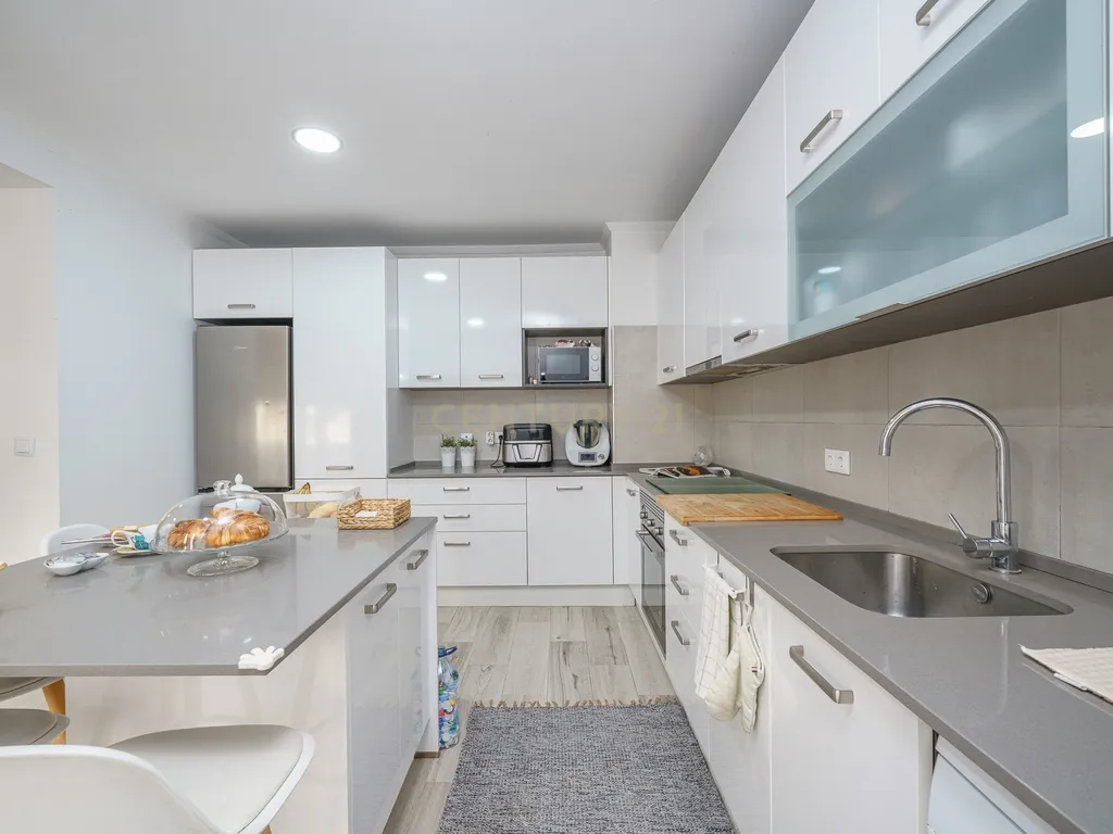 Apartamento T4 renovado | 175 m² | 3 varandas | Bairro do Liceu, Setúbal - Image 16