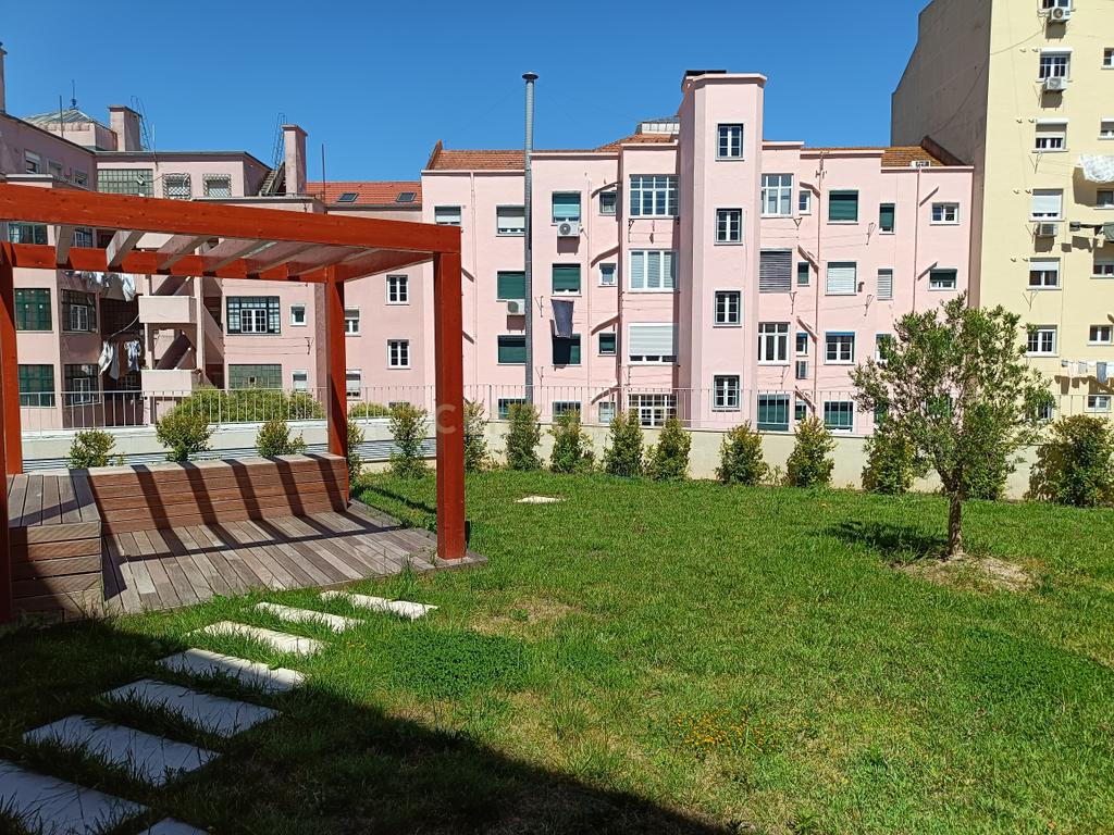 Excelente Apartamento T2 bastante Central no Areeiro com Jardim Privativo - Image 7