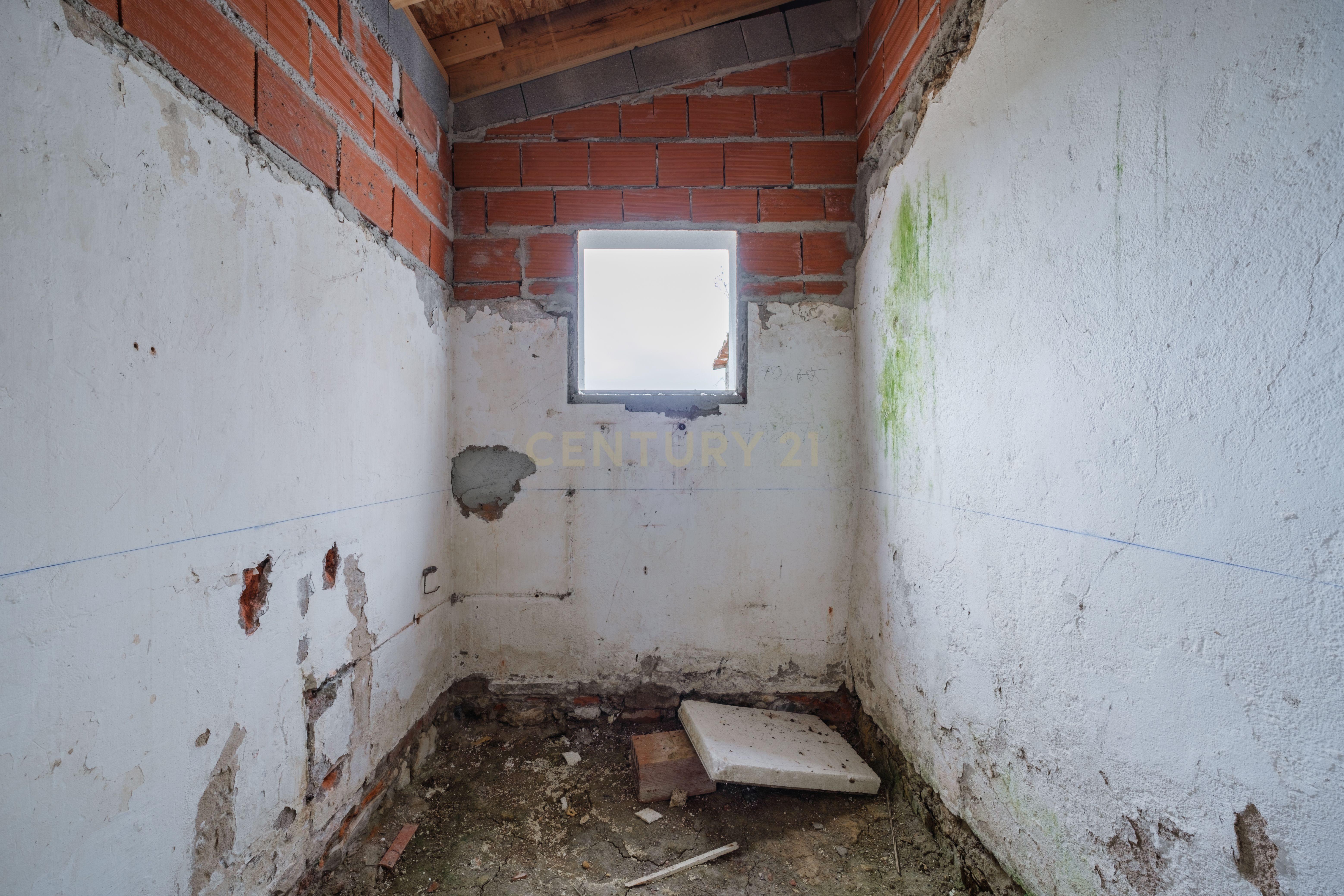 Fotografia 7 de Moradia para Reabilitar com Projeto Aprovado em Óbidos