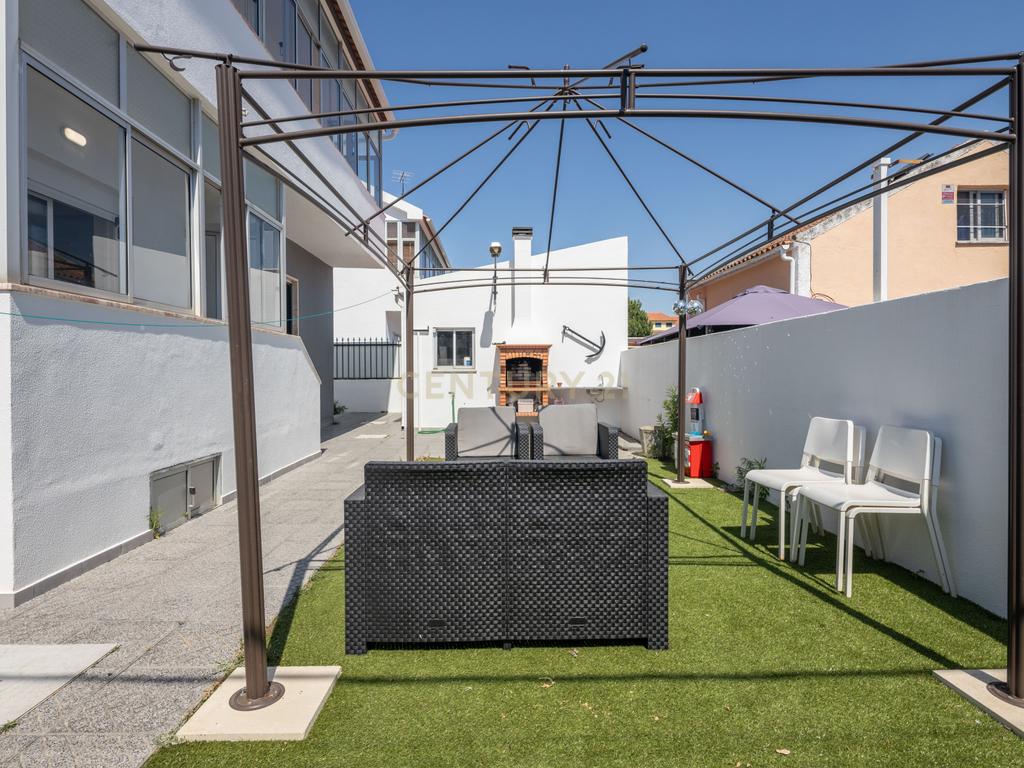 Moradia T4 com Anexo | Garagem Independente | 221 m² de Construção | 10 minutos da praia | Quintinhas | Charneca de Caparica - Image 28