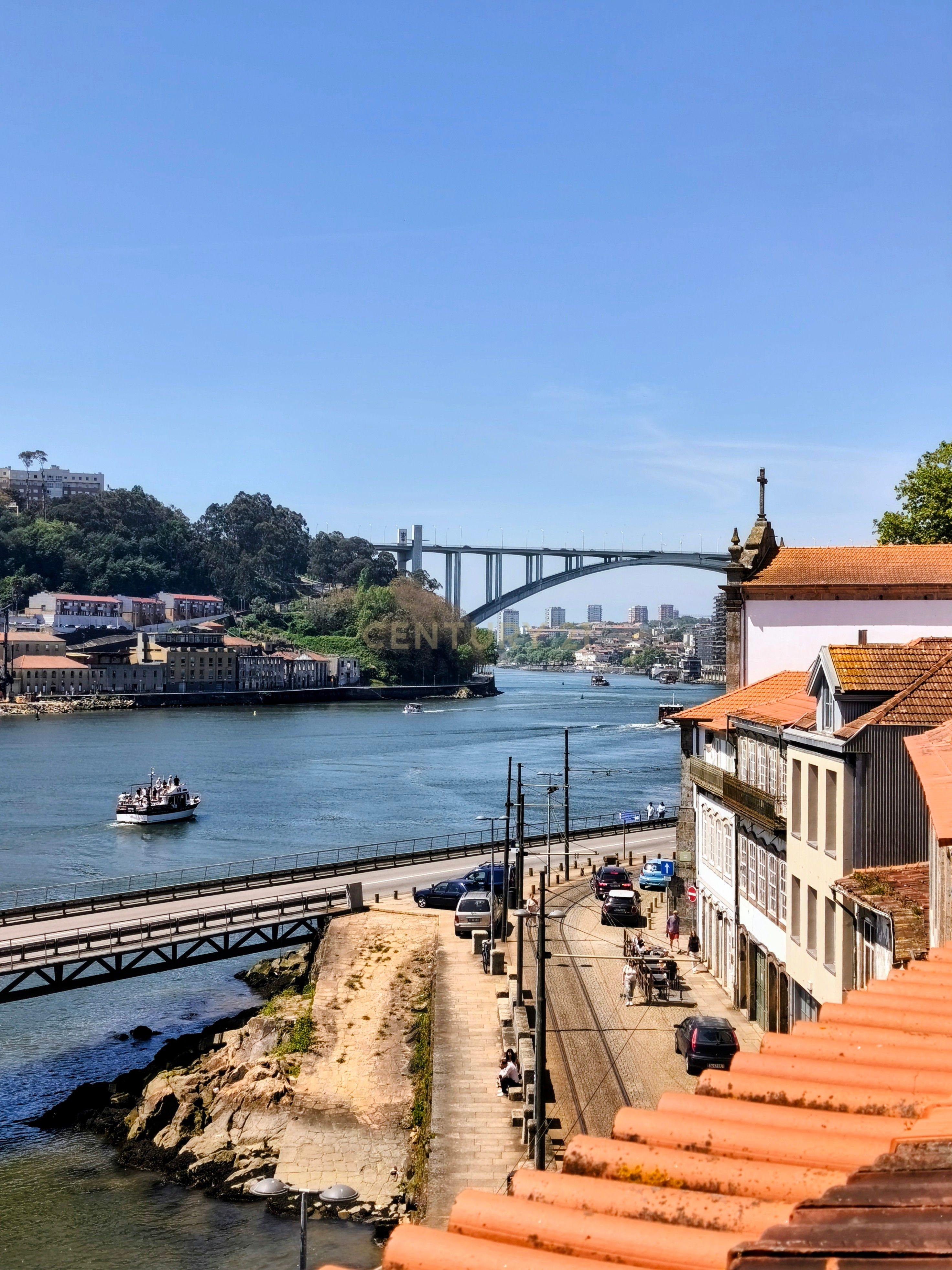 Fotografia 3 de Apartamento Último Andar - Rua Cais das Pedras , rio Douro Porto