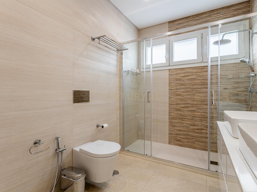 Luxuosa Moradia T5 em Odivelas com Vista Panorâmica - Image 15