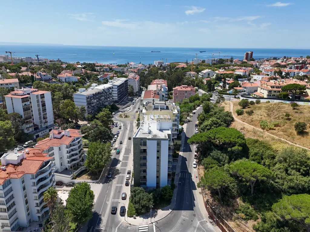 Elegante Apartamento T3 no Estoril com Box Fechada para 3 carros a poucos metros da praia - Image 36