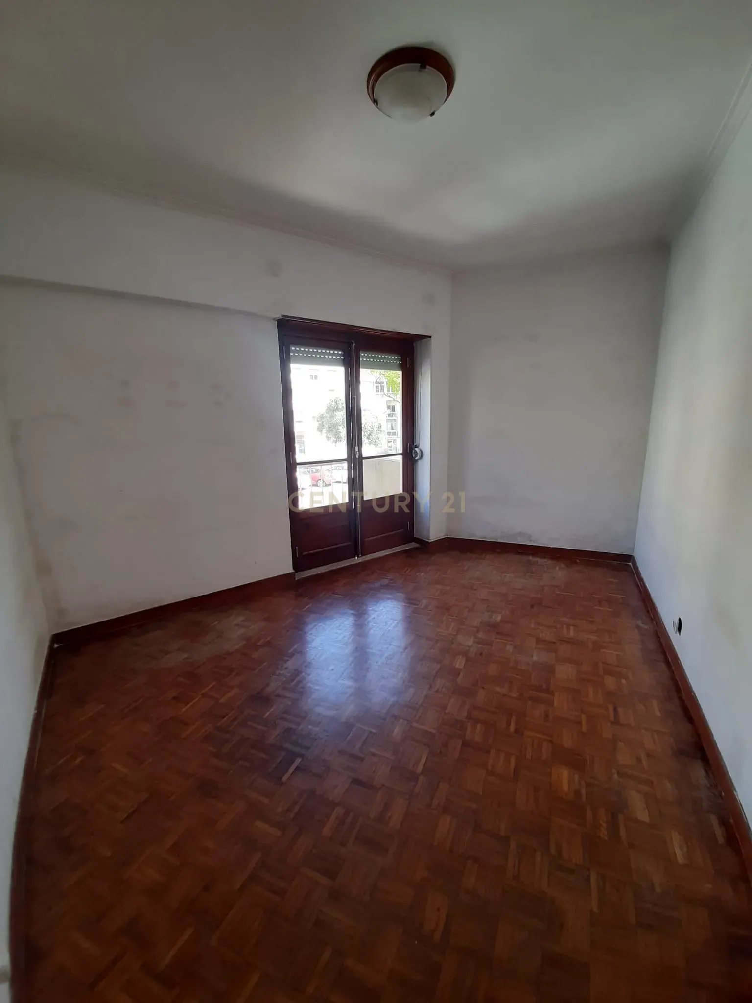 Oportunidade Única em Carnaxide - T3 - Imóvel para remodelar com Excelente Localização - Image 6