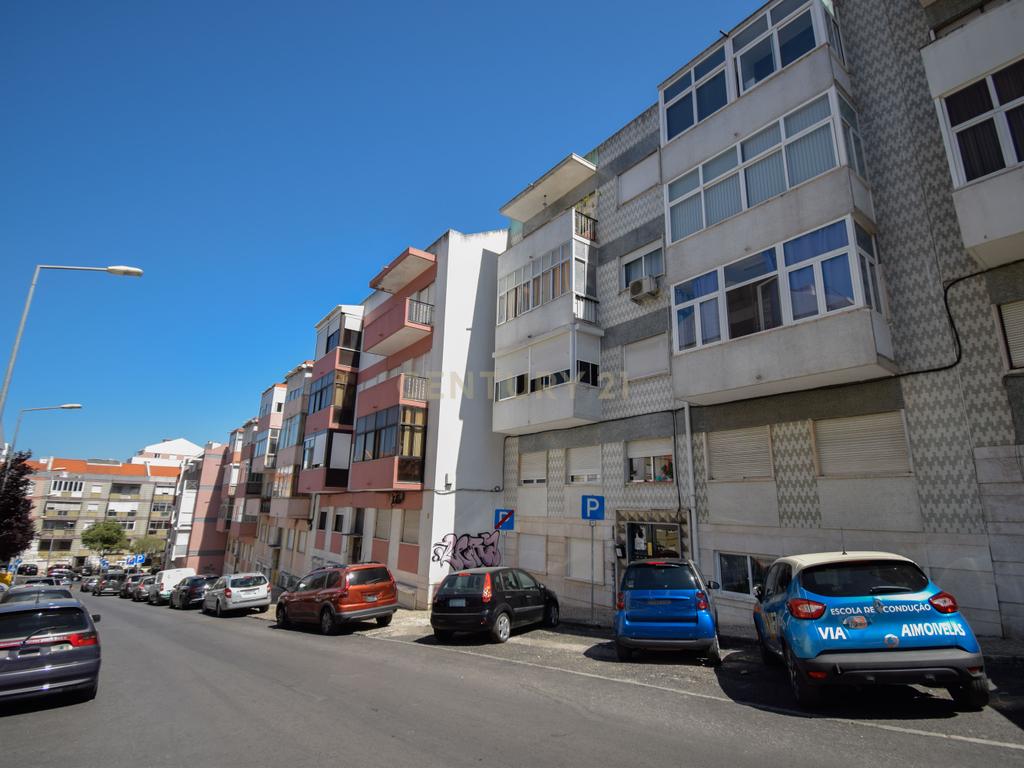 Apartamento T3 à Venda – Odivelas, Rua de Serpa Pinto | Junto ao Metro - Image 2