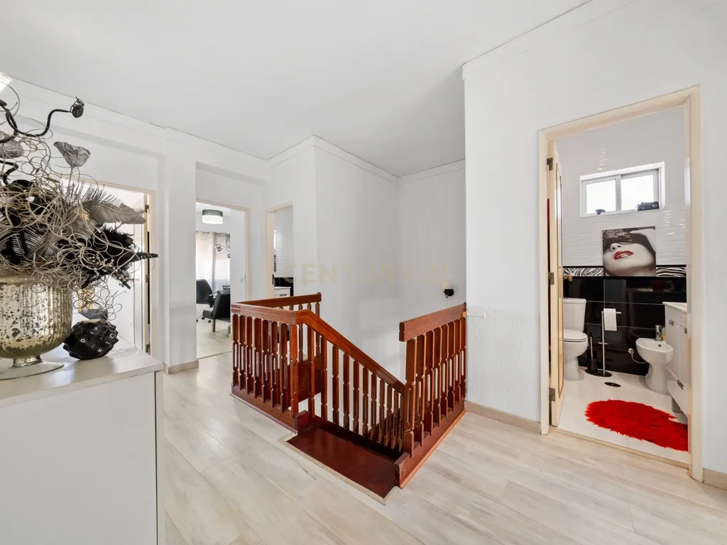Apartamento Duplex de 7 assoalhadas no Barreiro - Image 17