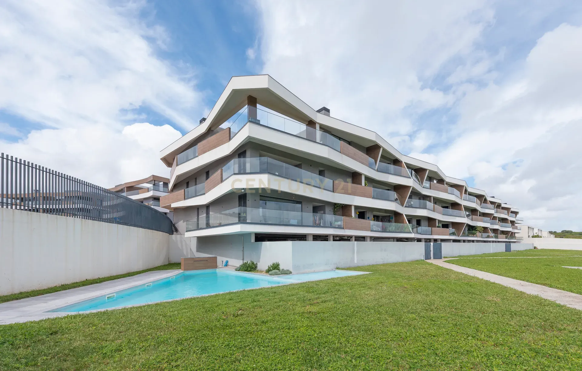APARTAMENTO T2 NO EMPREENDIMENTO SKY CITY, COM TERRAÇO, VARANDA, PARQUEAMENTOS E ARRECADAÇÃO, EM CONDOMÍNIO COM JARDIM E PISCINA - Image 1
