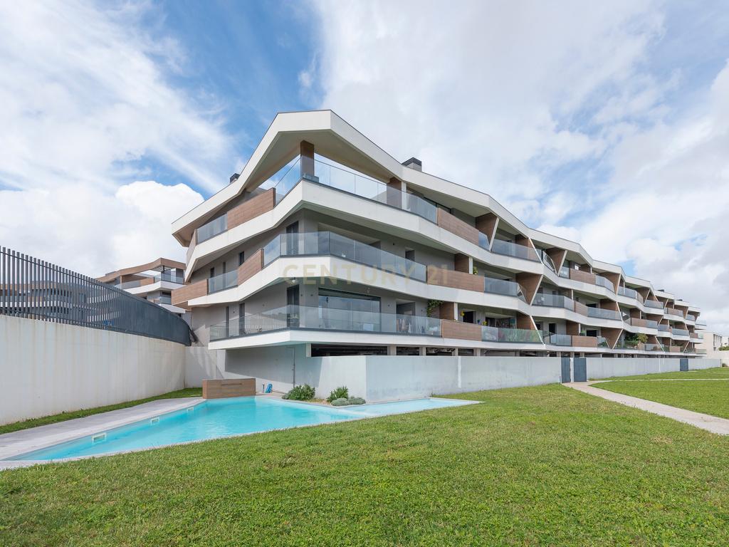 APARTAMENTO T2 NO EMPREENDIMENTO SKY CITY, COM TERRAÇO, VARANDA, PARQUEAMENTOS E ARRECADAÇÃO, EM CONDOMÍNIO COM JARDIM E PISCINA - Image 2