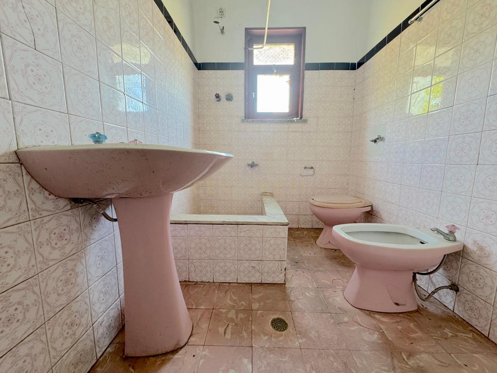 Moradia com 4 quartos, 3 armazéns e muito potencial em Freamunde, Paços de Ferreira - Image 17