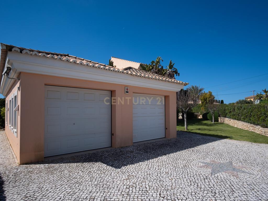 Moradia T5 com Piscina e Jardim em Lagoa, Faro - Image 47