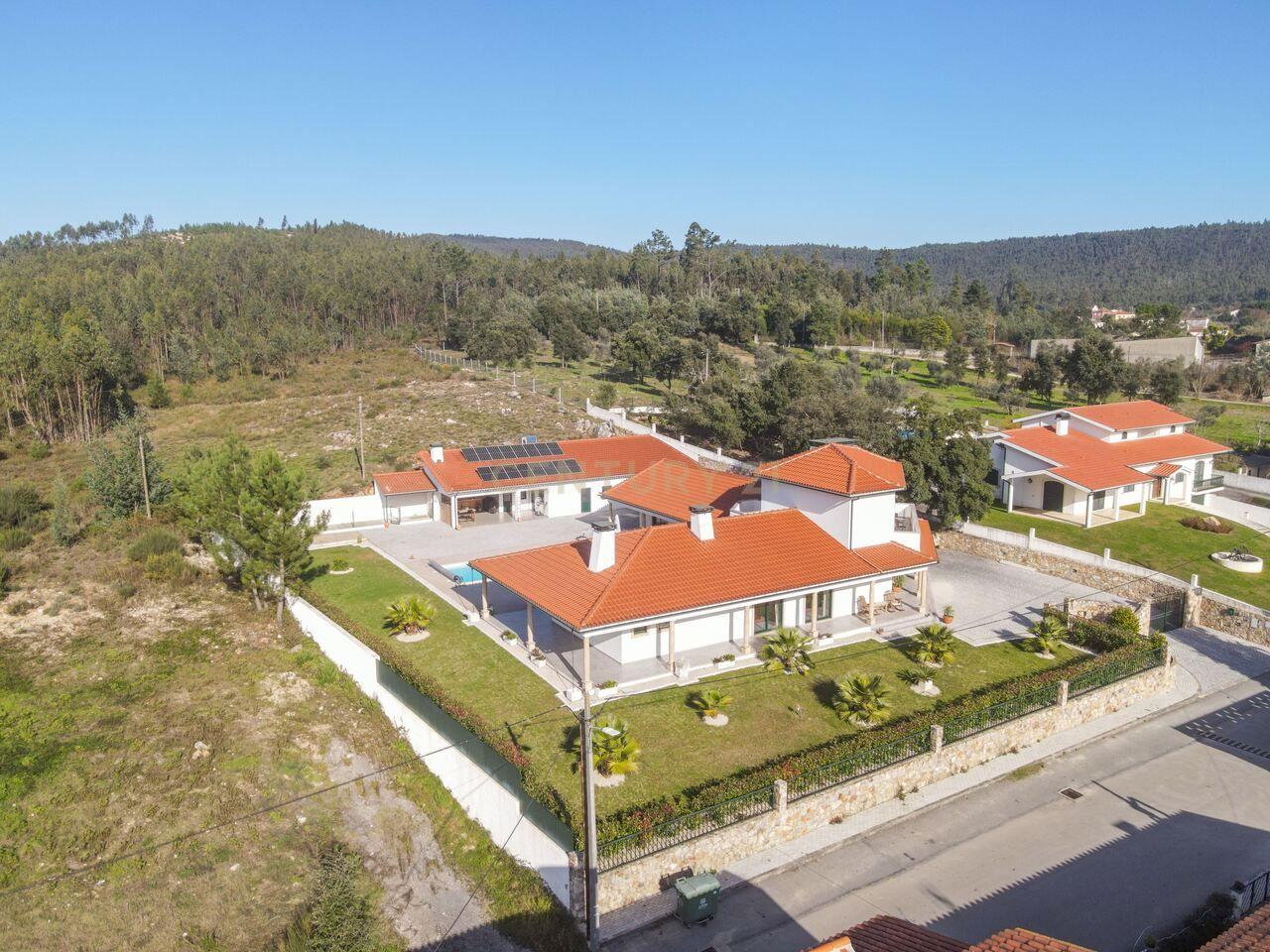 Moradia T4 de qualidade em estado novo com varanda coberta, piscina, terraço, jardim,canil,garagem dupla e vistas boas numa localização sossegada - Image 7