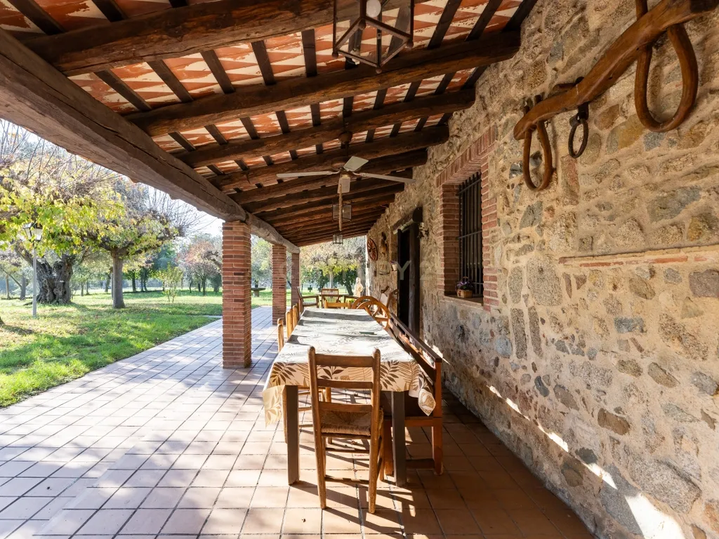 MASIA CATALANA EN VENDA A LLAGOSTERA – MÉS DE 7 HECTÀREES DE TERRENY, LLICÈNCIA TURÍSTICA, PISCINA I CAMP DE FUTBOL - Image 4