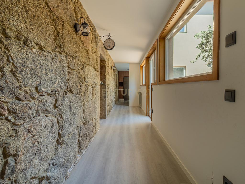 T5 com 3 Suites e Terreno com Rio | Natureza, Espaço e Conforto - Image 7