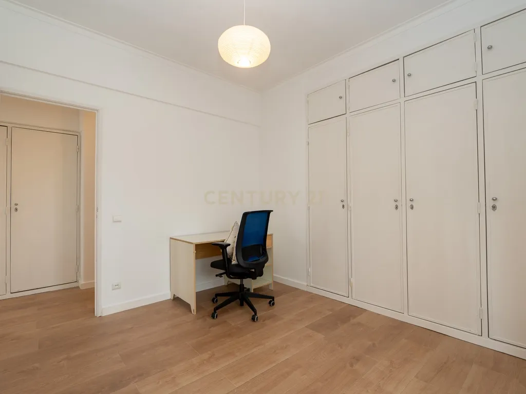 T2 Renovado em Odivelas — Conforto, Luz Natural e Localização Privilegiada - Image 21