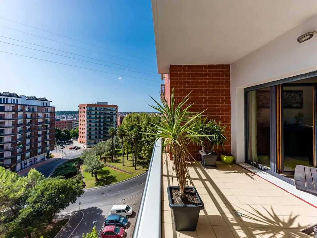 T3 nas Colinas do Cruzeiro | Conforto, Varandas e 2 Lugares de Garagem - Image 12
