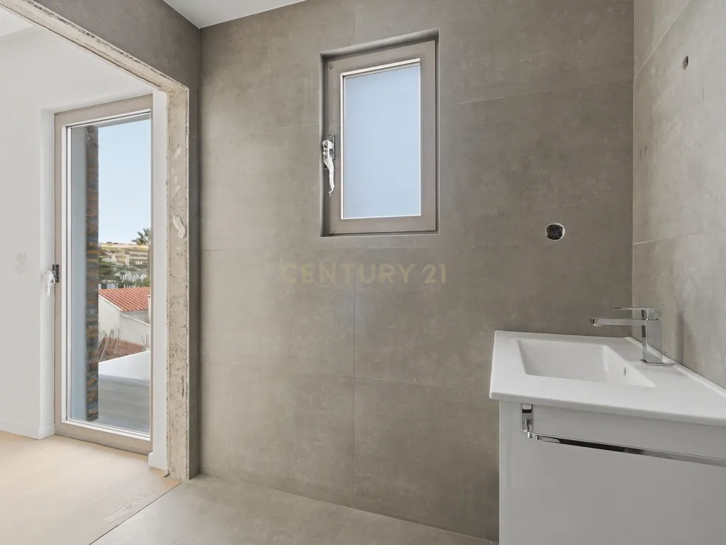 Moradia T3 Geminada no Centro de Santa Cruz - Image 26