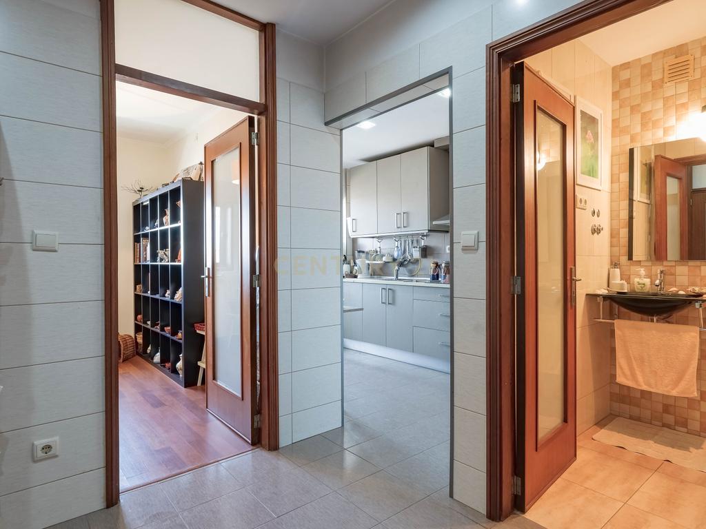 Apartamento T4 com Elevador e Vistas Deslumbrantes em Matosinhos Sul - Image 18