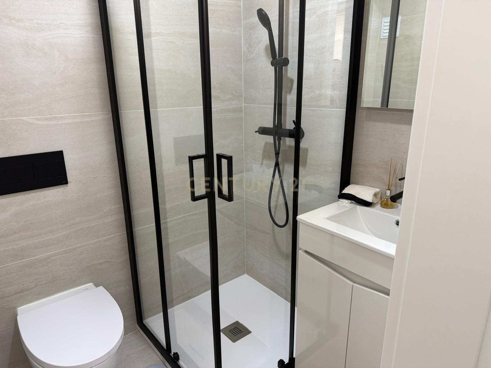 Fotografia 11 de Apartamento T3 Renovado com Suite, Varanda e Cozinha Totalmente Equipada