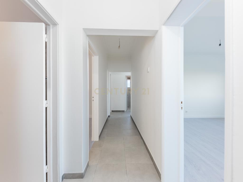 T3 Renovado na Póvoa de Santa Iria - Image 18