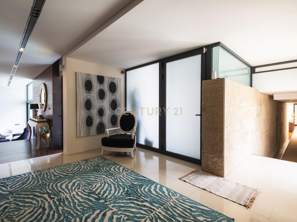 Luxuosa Moradia T4 com Piscina e Vista Panorâmica em Lousada - Image 6