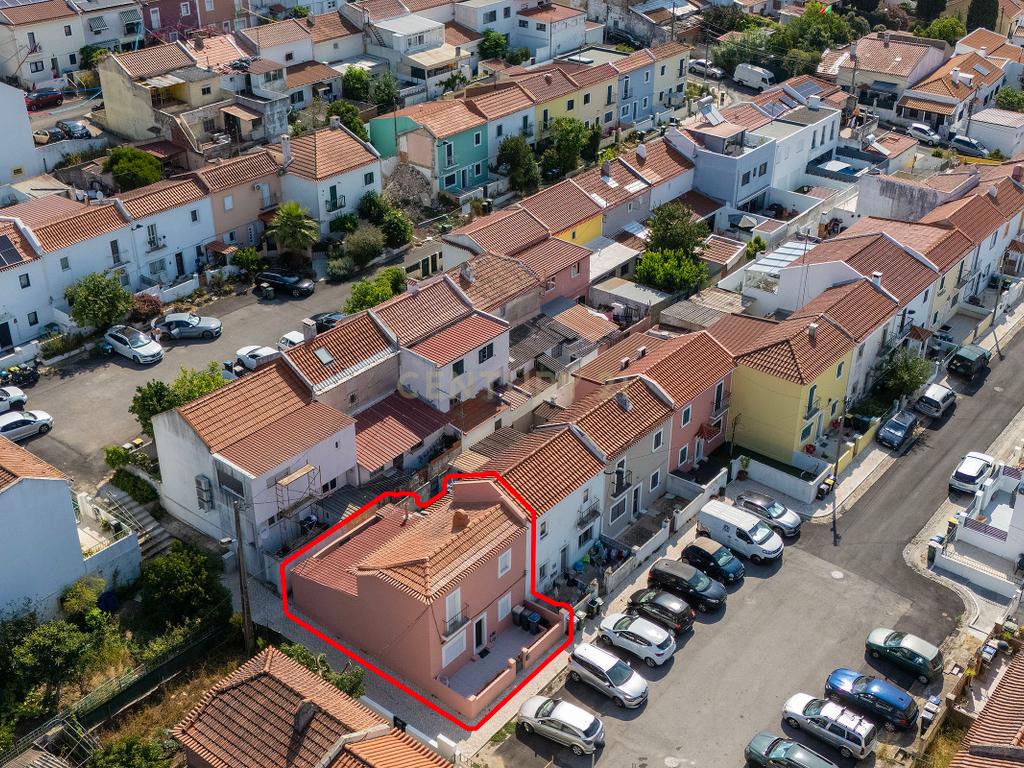 Moradia T3 com Quintal e Alto Potencial no Caramão da Ajuda, Lisboa - Image 3