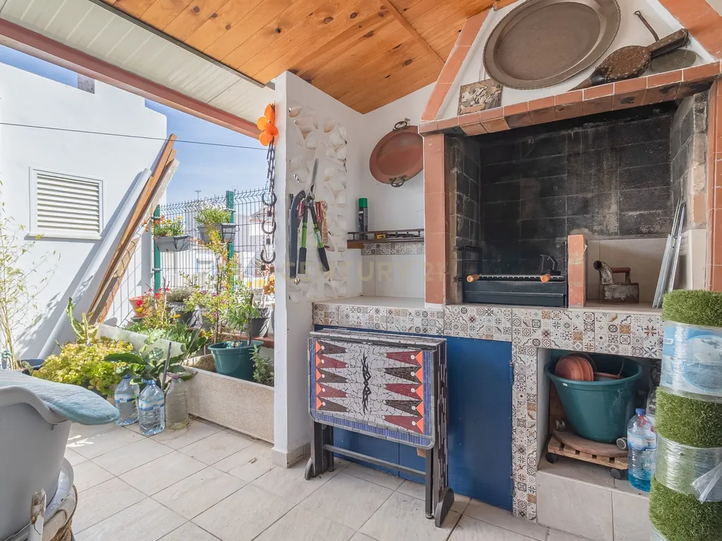 Casa T2 em Faro, Lagos - Localização Privilegiada e Conforto - Image 7