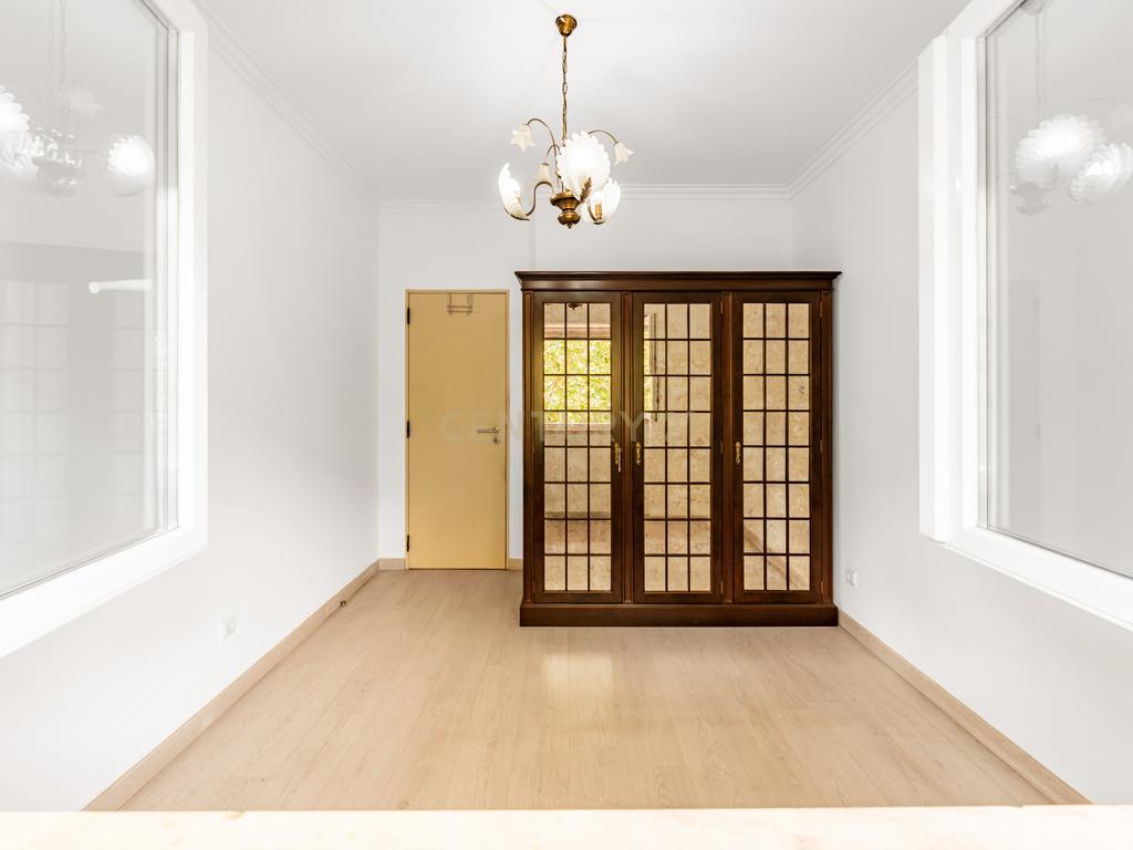 Apartamento T3 com Excelente Localização em Agualva-Cacém - Image 6