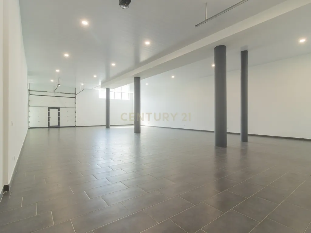 Propriedade Totalmente Renovada com Armazém/Garagem de Grande Dimensão e Piscina em Monte Real - Image 36