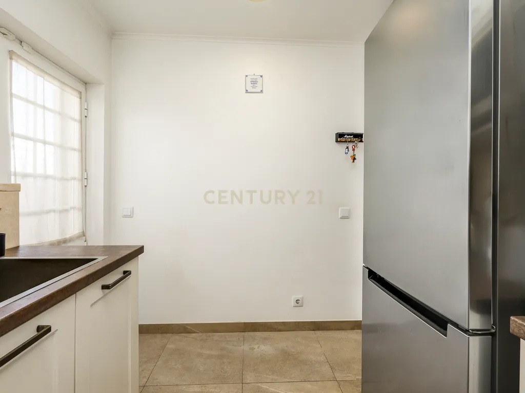 Andar de Moradia T2 com espaço exterior - Image 7