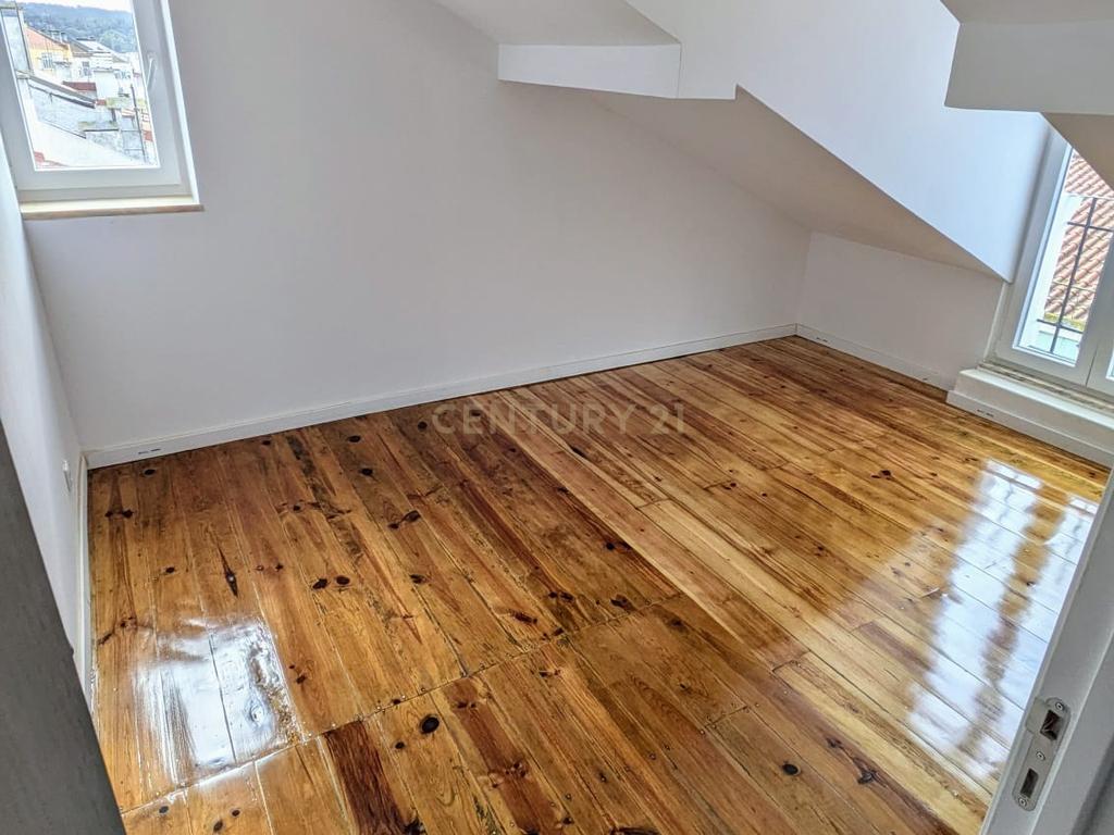 Apartamento T2 no vibrante bairro de Benfica - Image 3