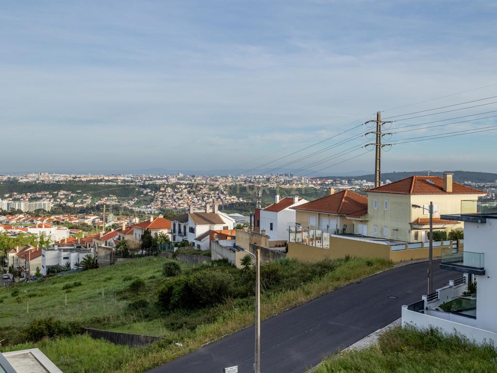 Luxuosa Moradia T5 em Odivelas com Vista Panorâmica - Image 33