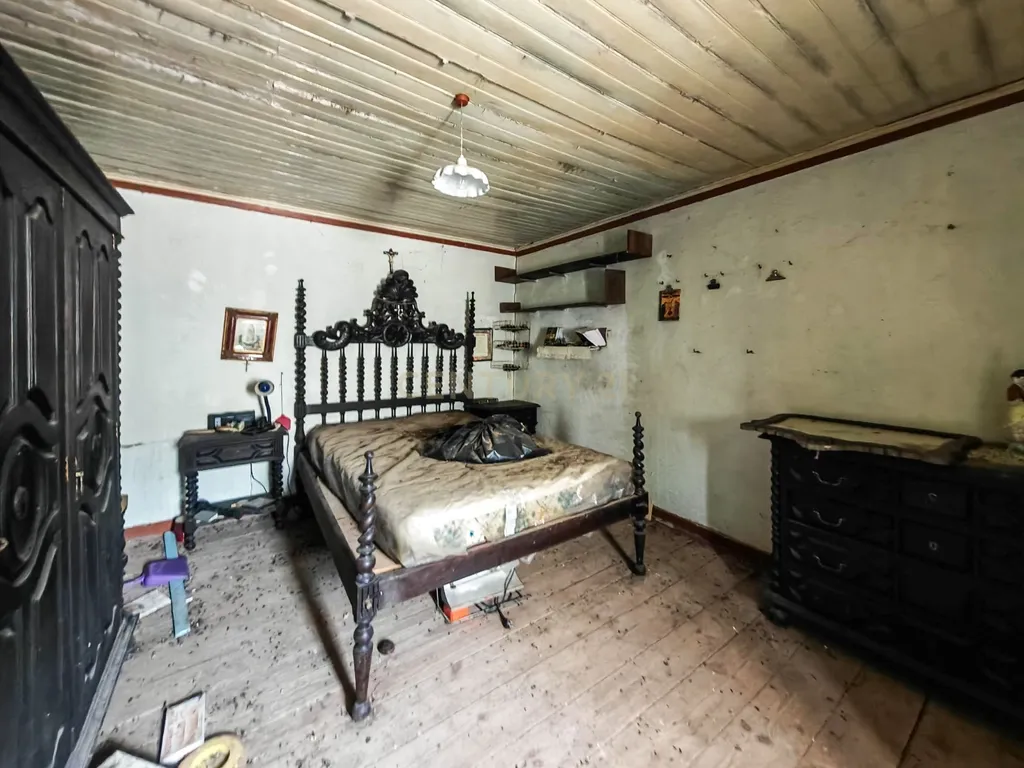 Moradia com Anexo e Terreno de 242 m² | Oportunidade de Reabilitação em Santo Estêvão das Galés - Image 8