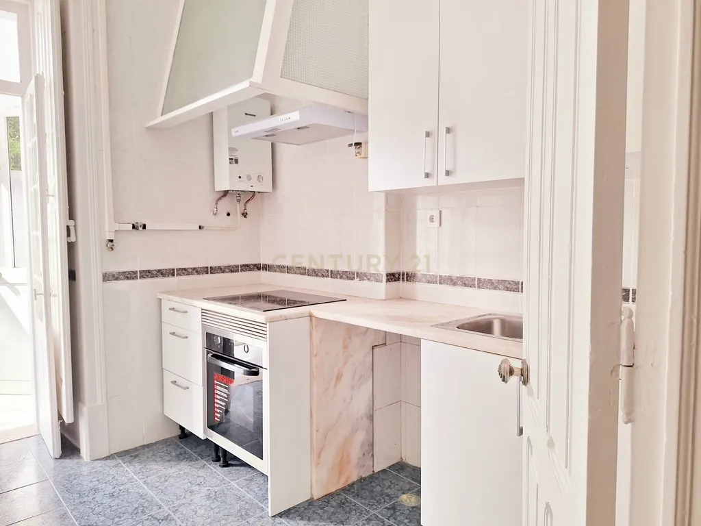 Apartamento T3+2 para Arrendamento em Campolide - Image 24