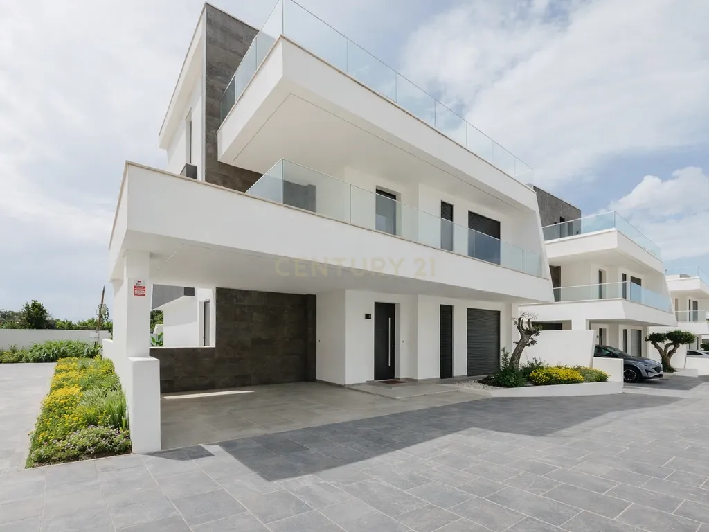 Moradia T4 com piscina e 3 suites | A escolha inteligente para viver com mais espaço a minutos de Lisboa - Image 1