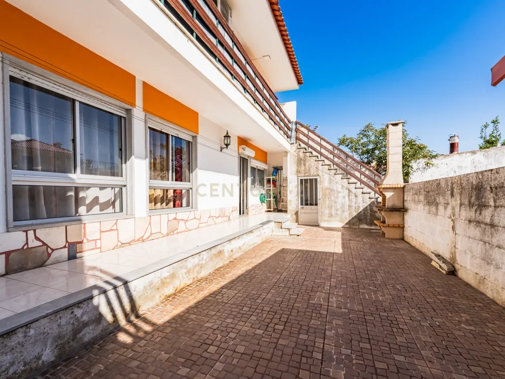T3 Remodelado com Quintal e Estacionamento em Samora Correia - Image 4