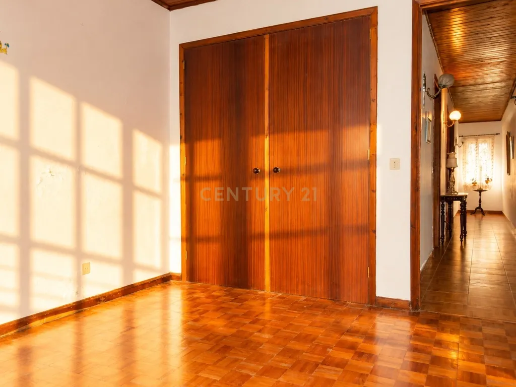 Moradia T5 com Garagem a 900 m da Praia do Pópulo - Image 11