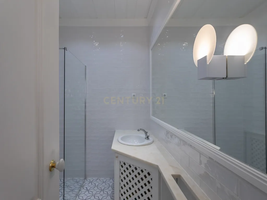 Apartamento Renovado e Mobilado na Av. João Crisóstomo, Lisboa - Image 12