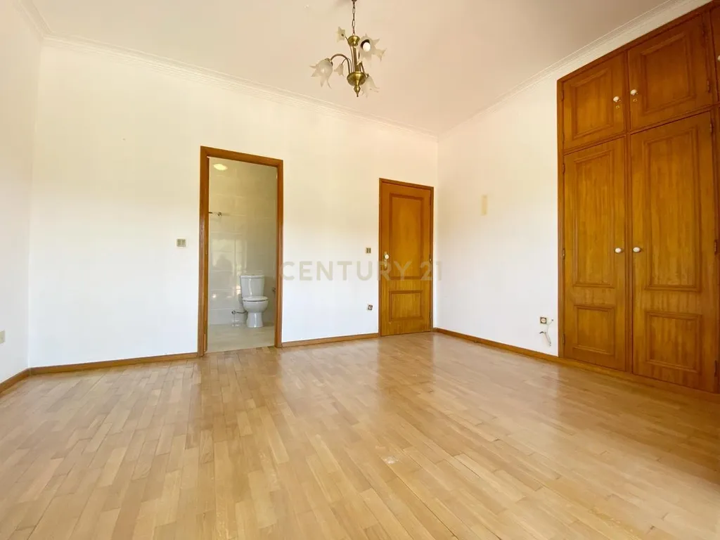 Moradia de Sonho Independente com 4 Frentes em Granito – Privacidade, Espaço e Conforto - Image 7
