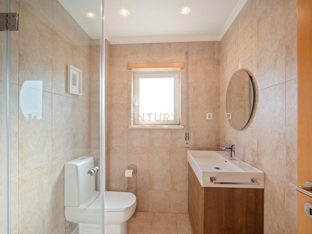 Moradia T3+1 | Mobilada | Condomínio Privado com Piscina e Parque Infantil - Albarraque - Image 13