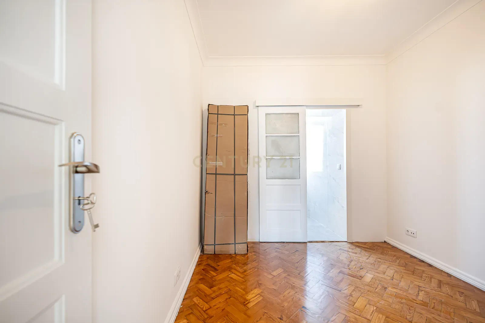 APARTAMENTO T4 TRANFORMADO EM T3 ARROIOS - ARRENDAMENTO - Image 9