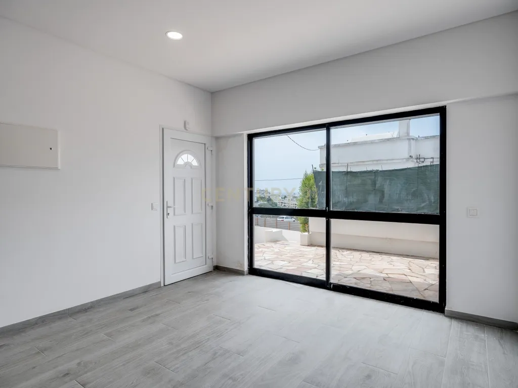 T0+1 Renovado com Armazém de 105 m² e Logradouro Privado em Albufeira - Image 7