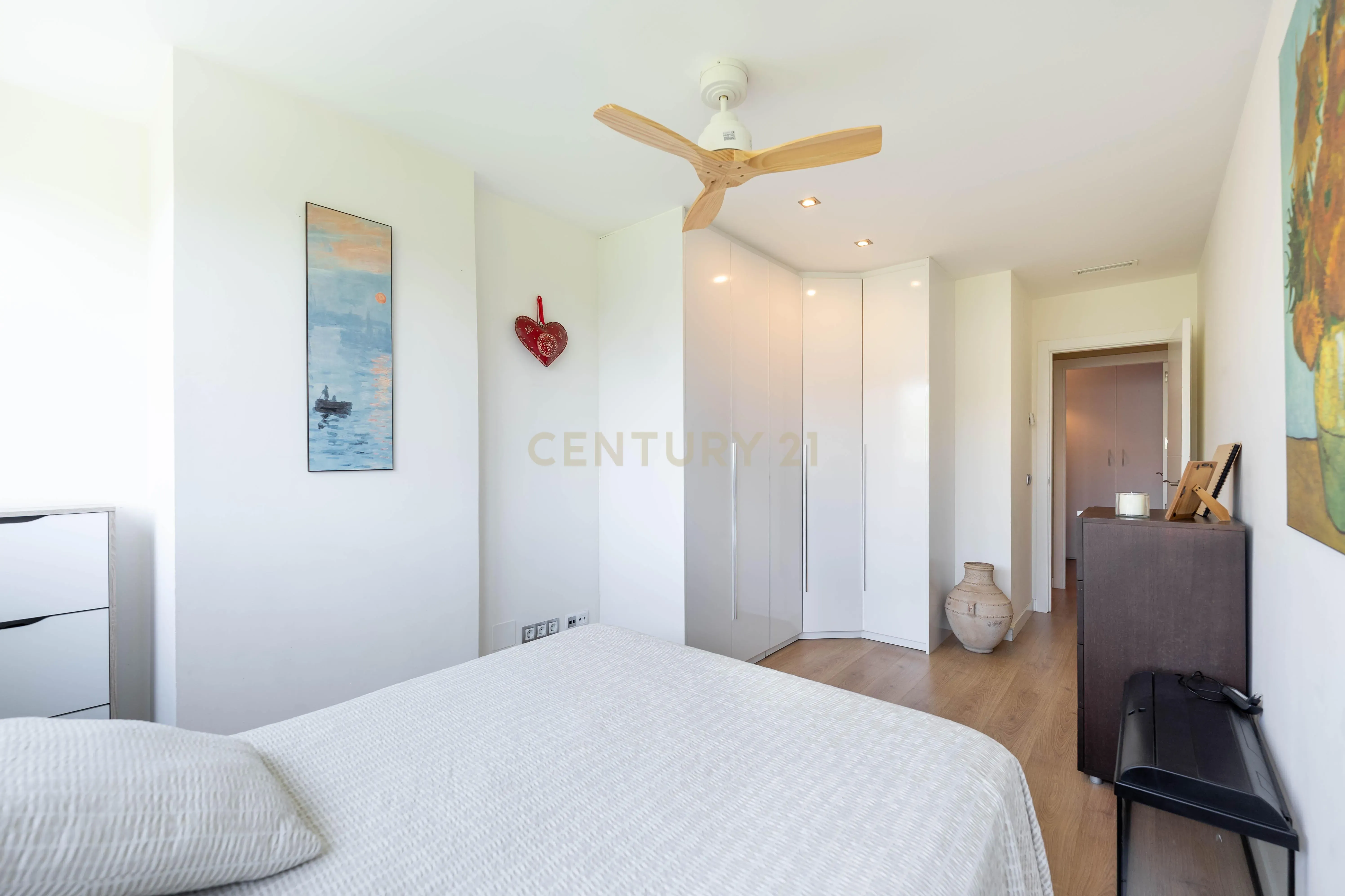 Vive numa urbanização com jardim e piscina. - Image 13