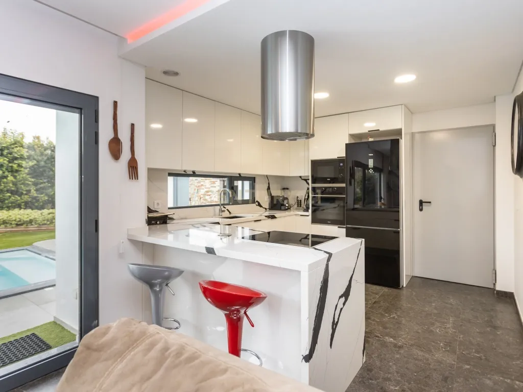 MORADIA ISOLADA na CAPARICA T4 c/ 3 SUITES, PISCINA AQUECIDA e PAINÉIS FOTOVOLTAICOS - Image 22