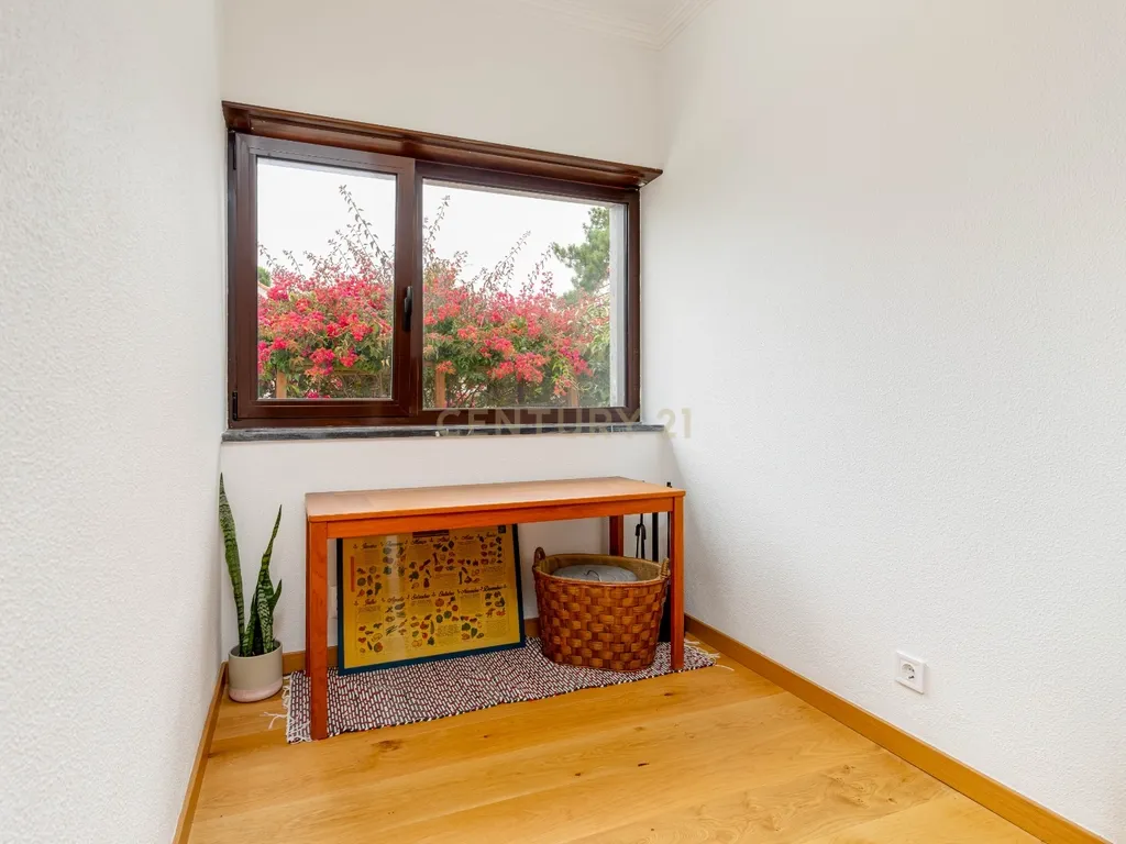 Viver com Elegância entre o Litoral e a Cidade – Uma Casa Sustentável em Colares, Portugal - Image 35