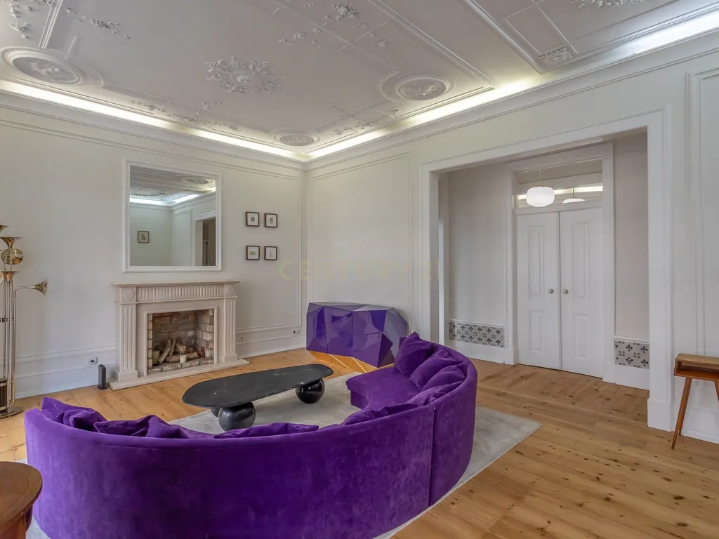 Apartamento Renovado e Mobilado na Av. João Crisóstomo, Lisboa - Image 3